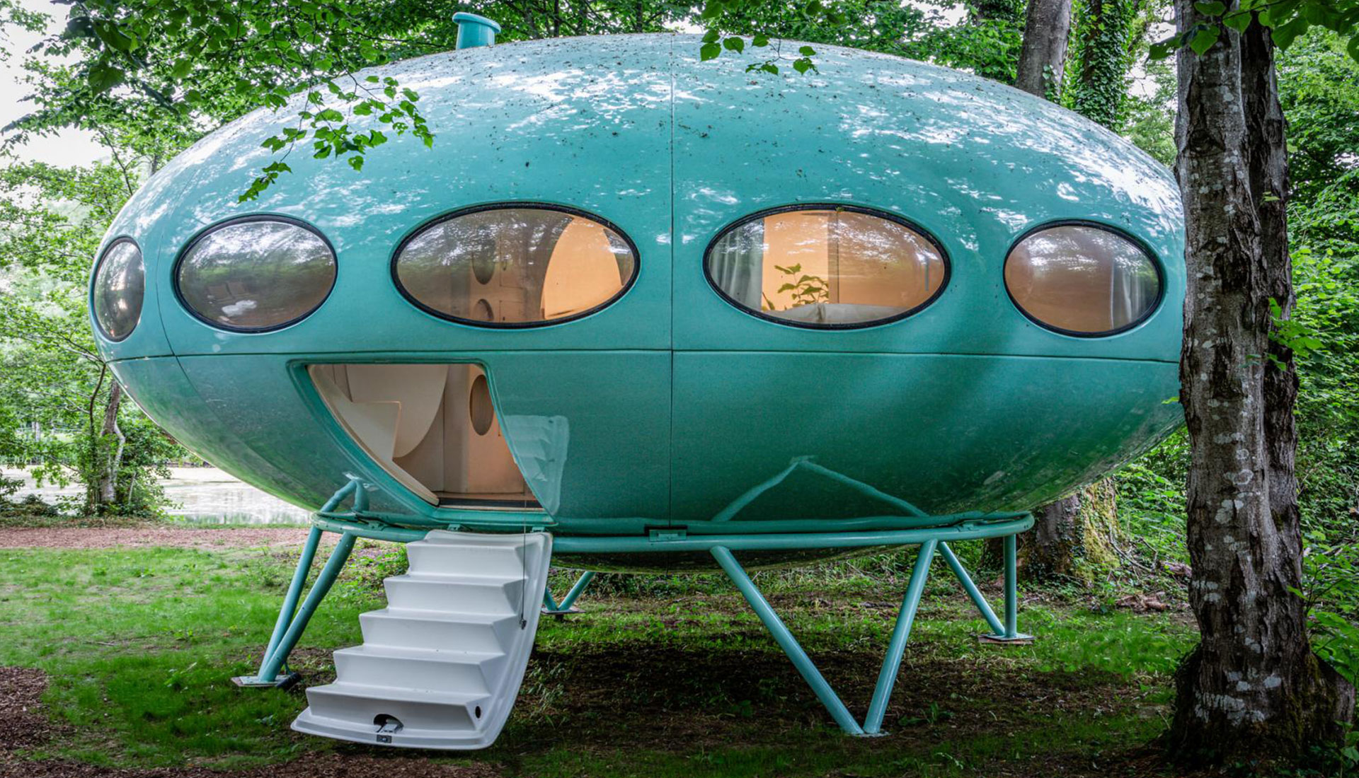 Капсула Futuro House в английском парке