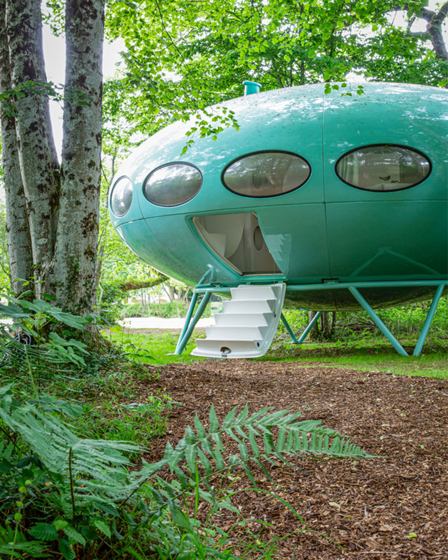 Капсула Futuro House в английском парке