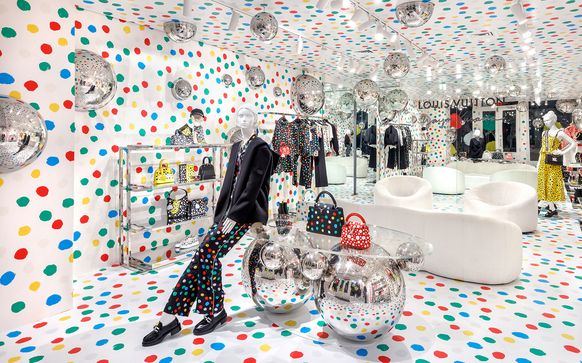 Yayoi Kusama x Louis Vuitton: робот в витрине и инсталляция размером с дом